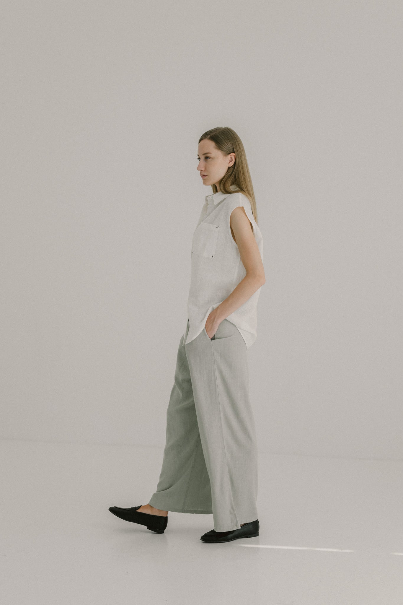 Sleeveless Pocket Linen Shirt
