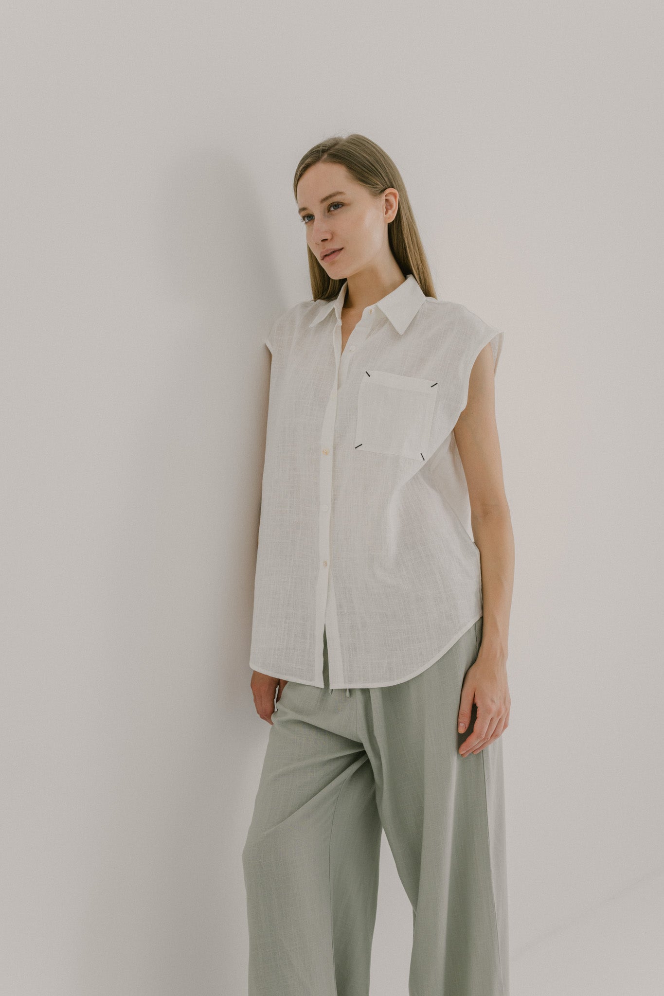Sleeveless Pocket Linen Shirt