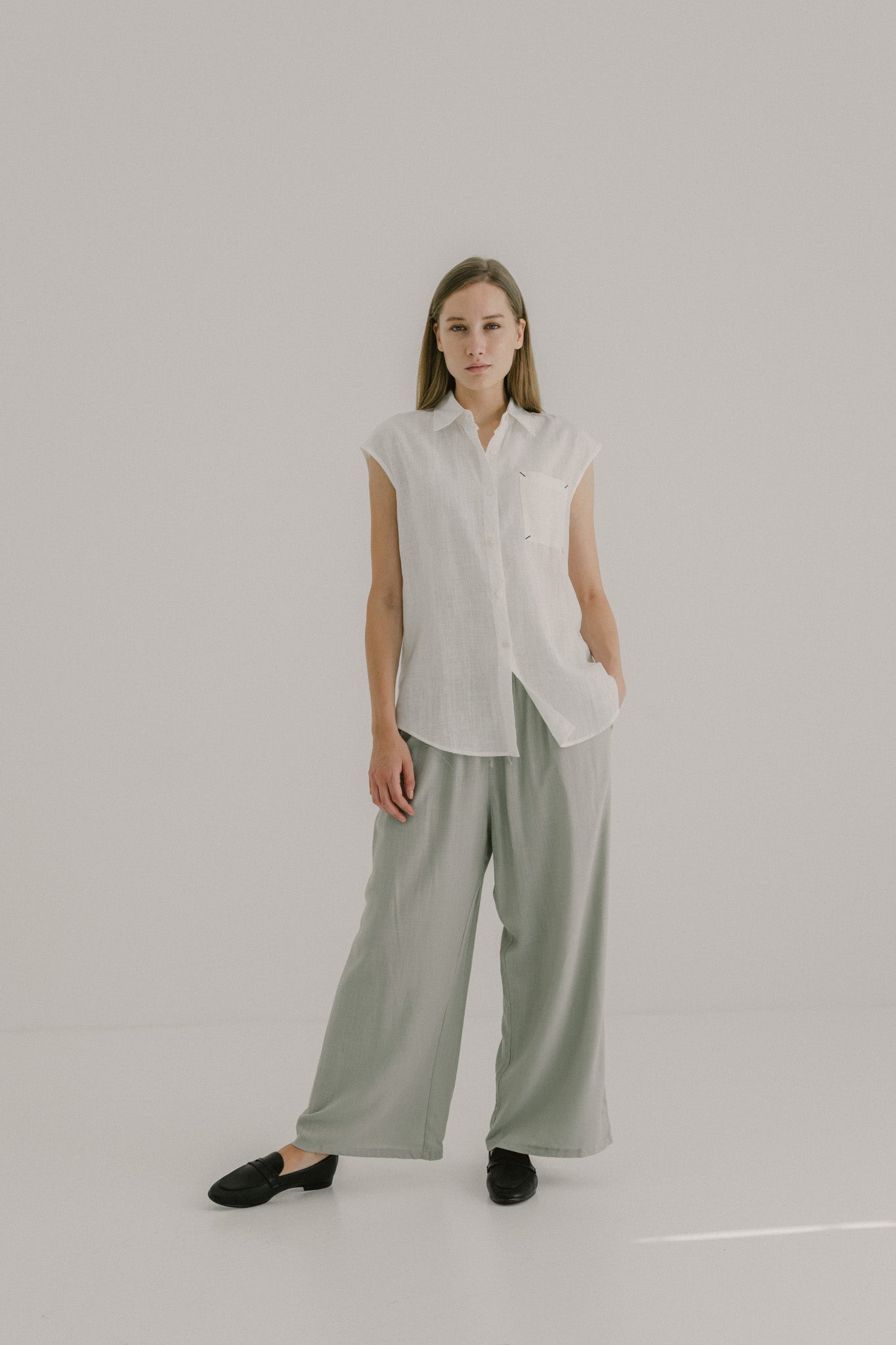 Sleeveless Pocket Linen Shirt