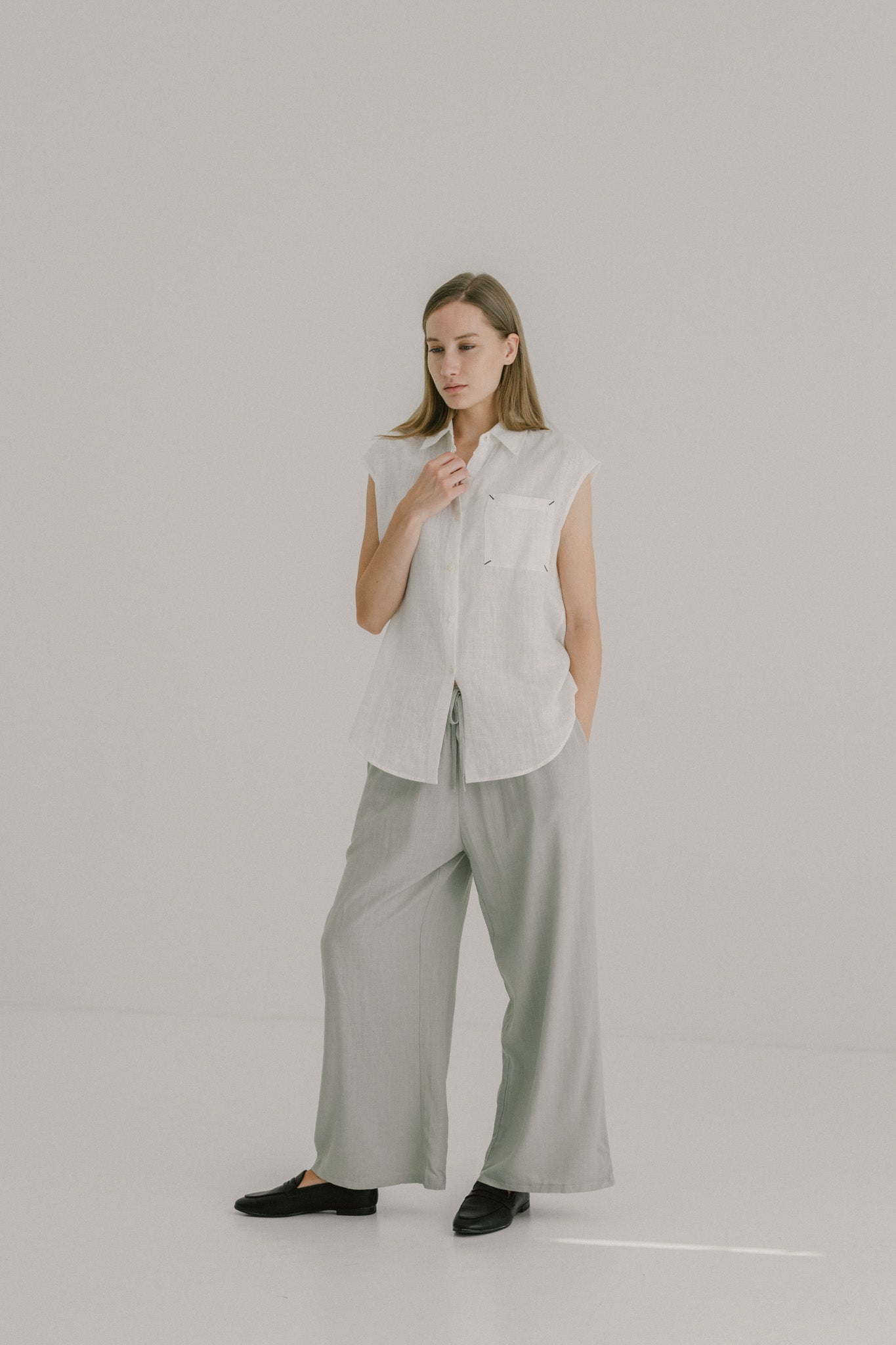 Sleeveless Pocket Linen Shirt