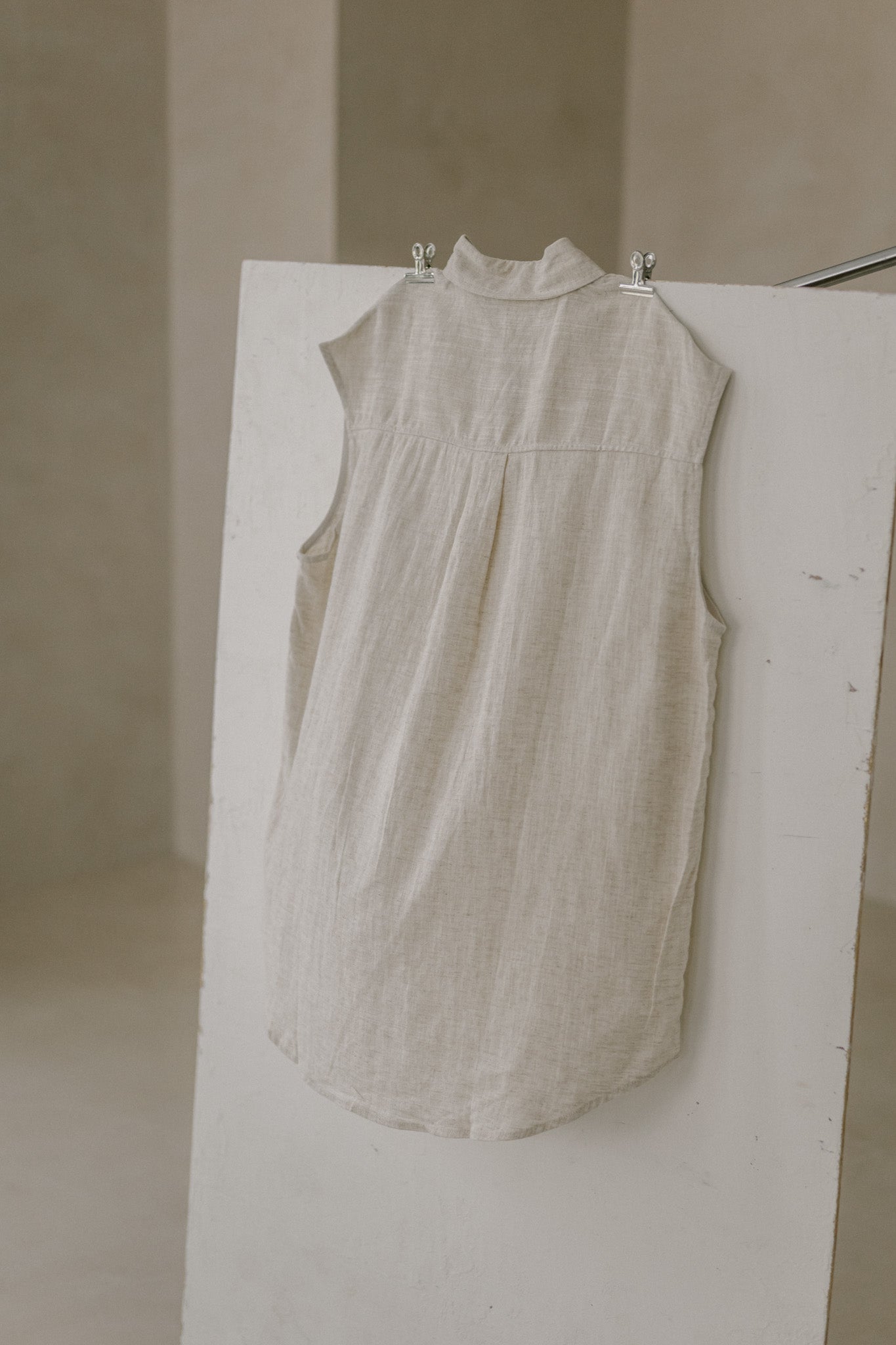 Sleeveless Pocket Linen Shirt